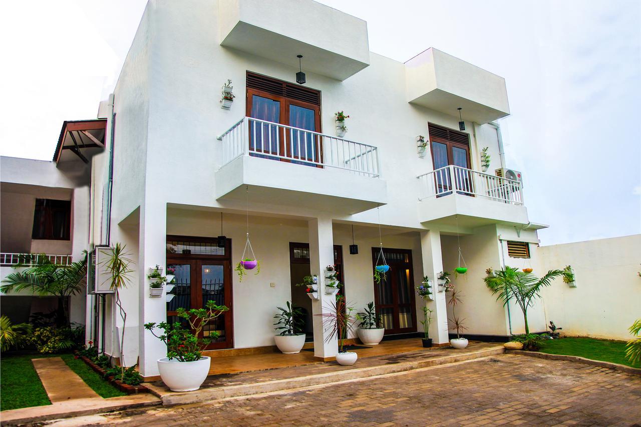 Rohini Residence Airport Transit Hotel Katunayake Exterior photo