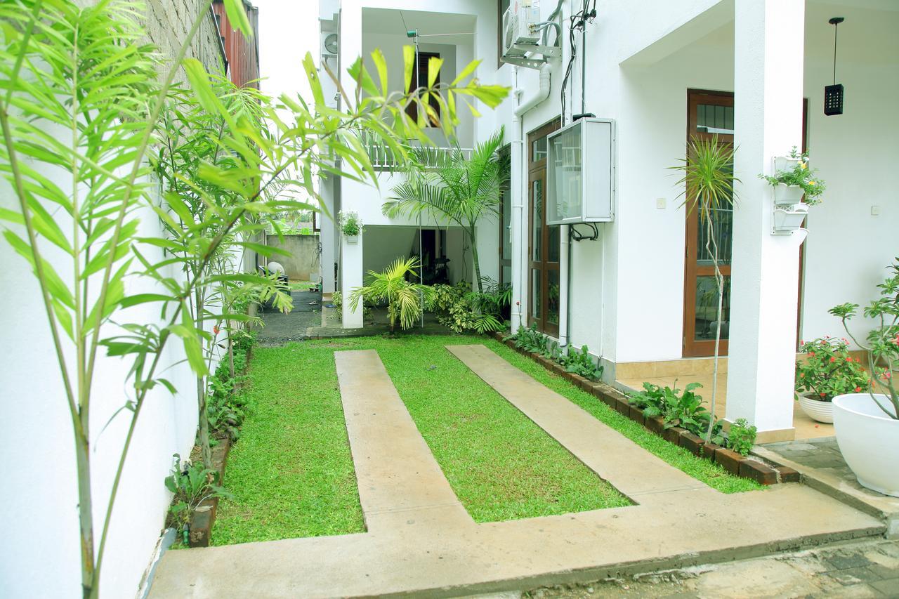 Rohini Residence Airport Transit Hotel Katunayake Exterior photo